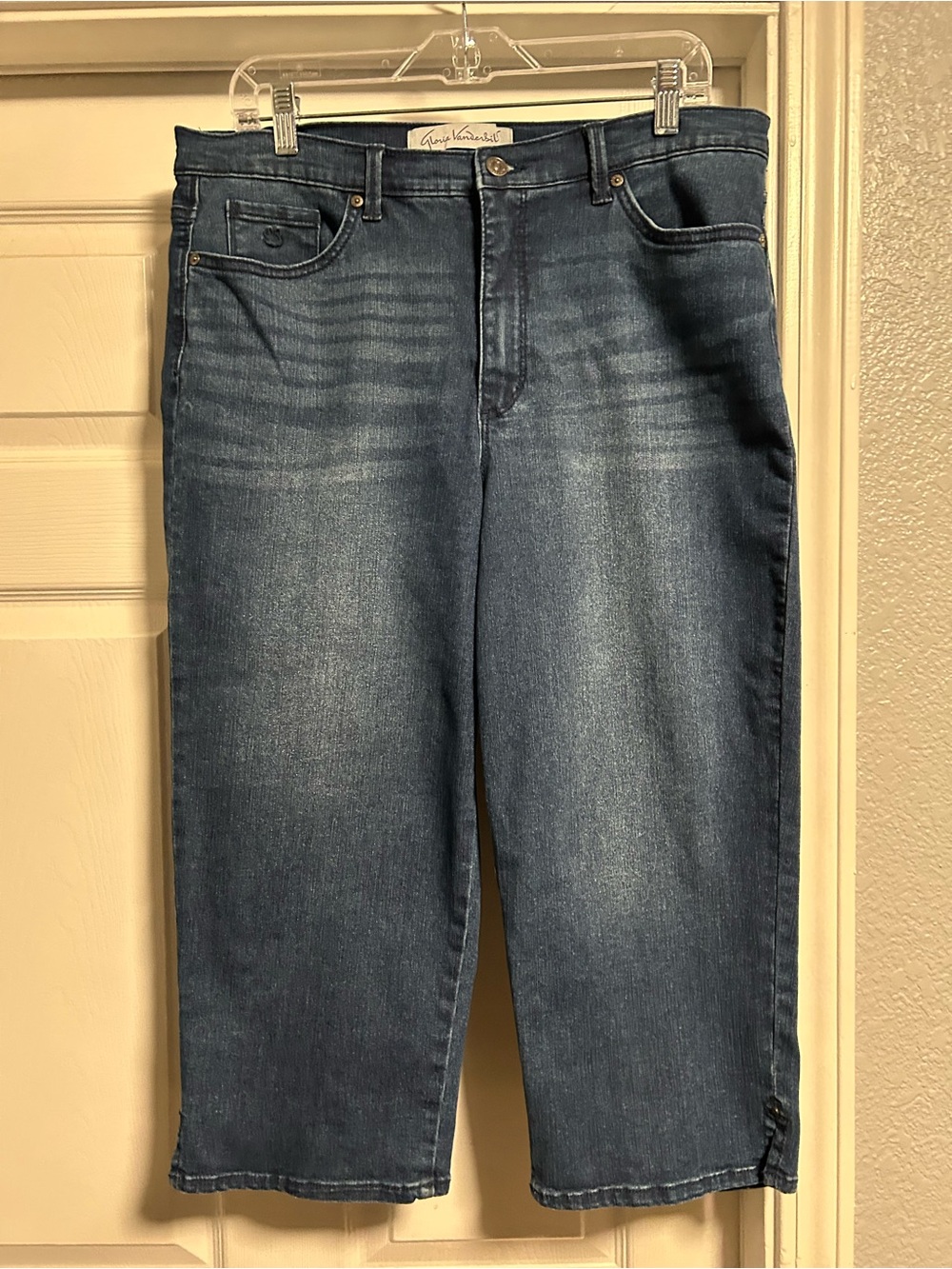 Gloria Vanderbilt i Medium Blue Straight Cropped Jeans